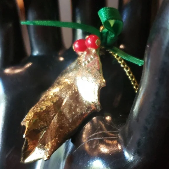 Genuine 24K GEP Holly Leaf Convertible Pin/Necklace with Berries & Ribbon Bow - Picture 5 of 7